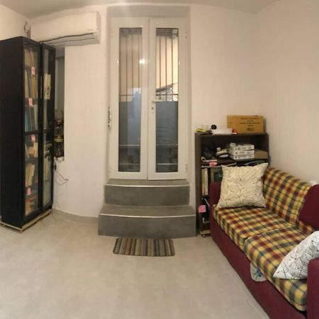 Exarcheia: Independent Ground Floor House. Apartamento Atenas Exterior foto