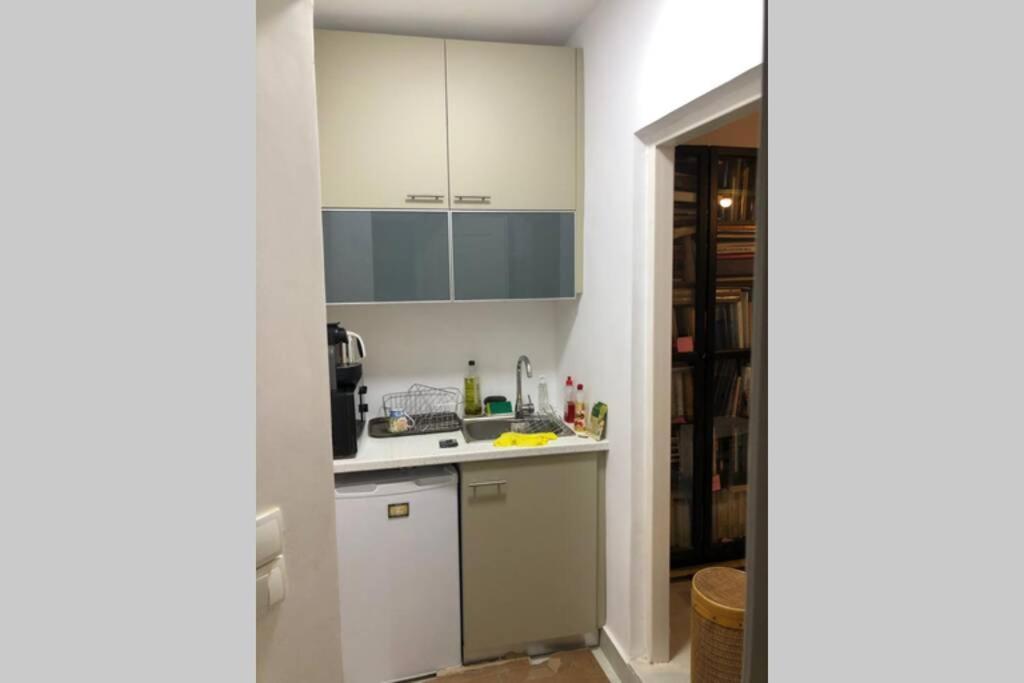 Exarcheia: Independent Ground Floor House. Apartamento Atenas Exterior foto