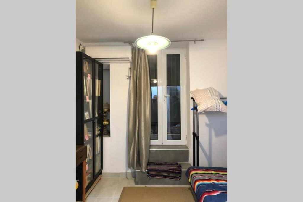 Exarcheia: Independent Ground Floor House. Apartamento Atenas Exterior foto