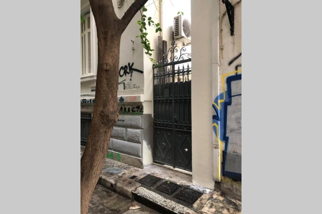Exarcheia: Independent Ground Floor House. Apartamento Atenas Exterior foto