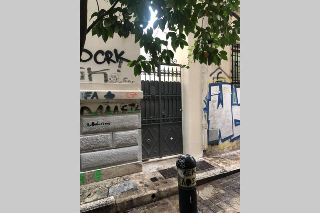 Exarcheia: Independent Ground Floor House. Apartamento Atenas Exterior foto