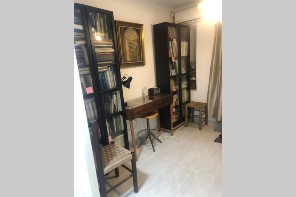 Exarcheia: Independent Ground Floor House. Apartamento Atenas Exterior foto