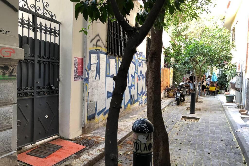 Exarcheia: Independent Ground Floor House. Apartamento Atenas Exterior foto