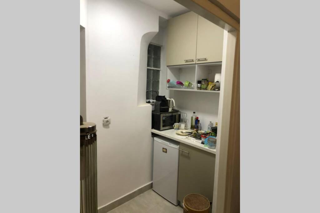 Exarcheia: Independent Ground Floor House. Apartamento Atenas Exterior foto